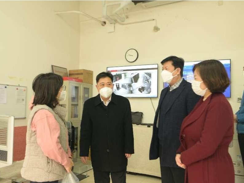 校領(lǐng)導(dǎo)看望慰問春節(jié)堅守崗位教職員工