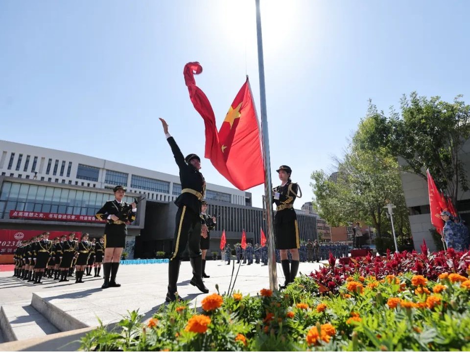傳承創(chuàng)新 向美而行 | 我校舉行2023級新生開學(xué)典禮暨軍訓(xùn)成果匯報