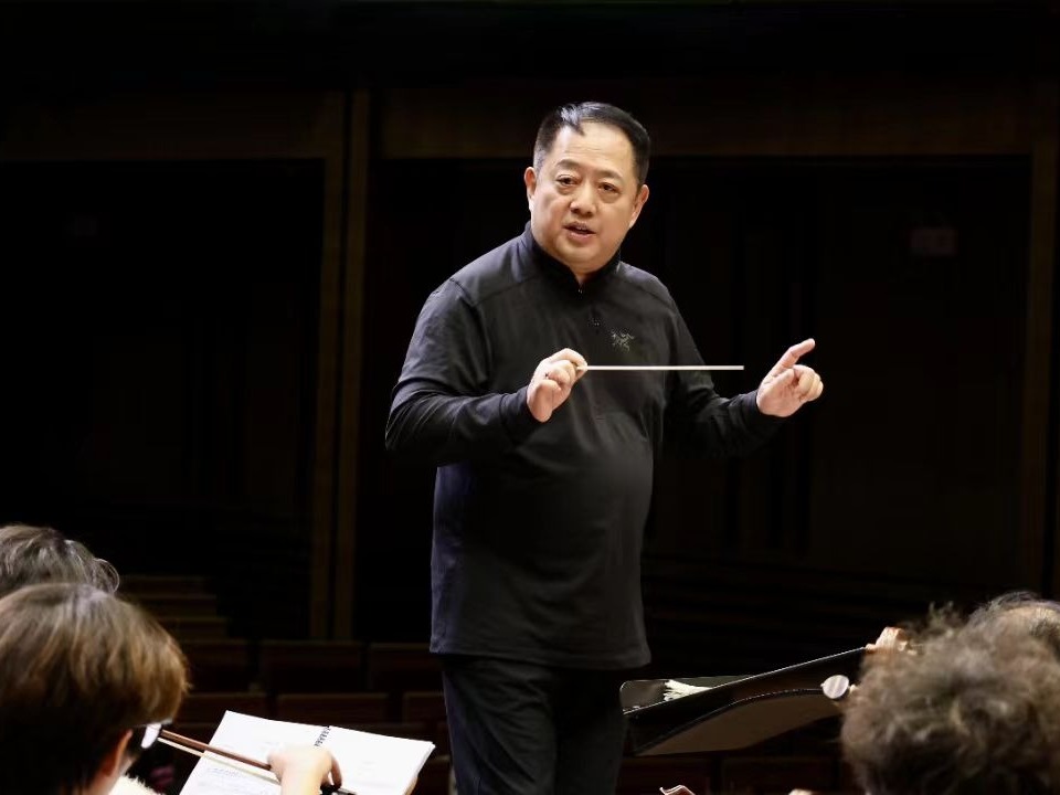 著名指揮家、國家大劇院音樂藝術(shù)總監(jiān)呂嘉受聘我校客座教授 為青年交響樂團(tuán)上大師課