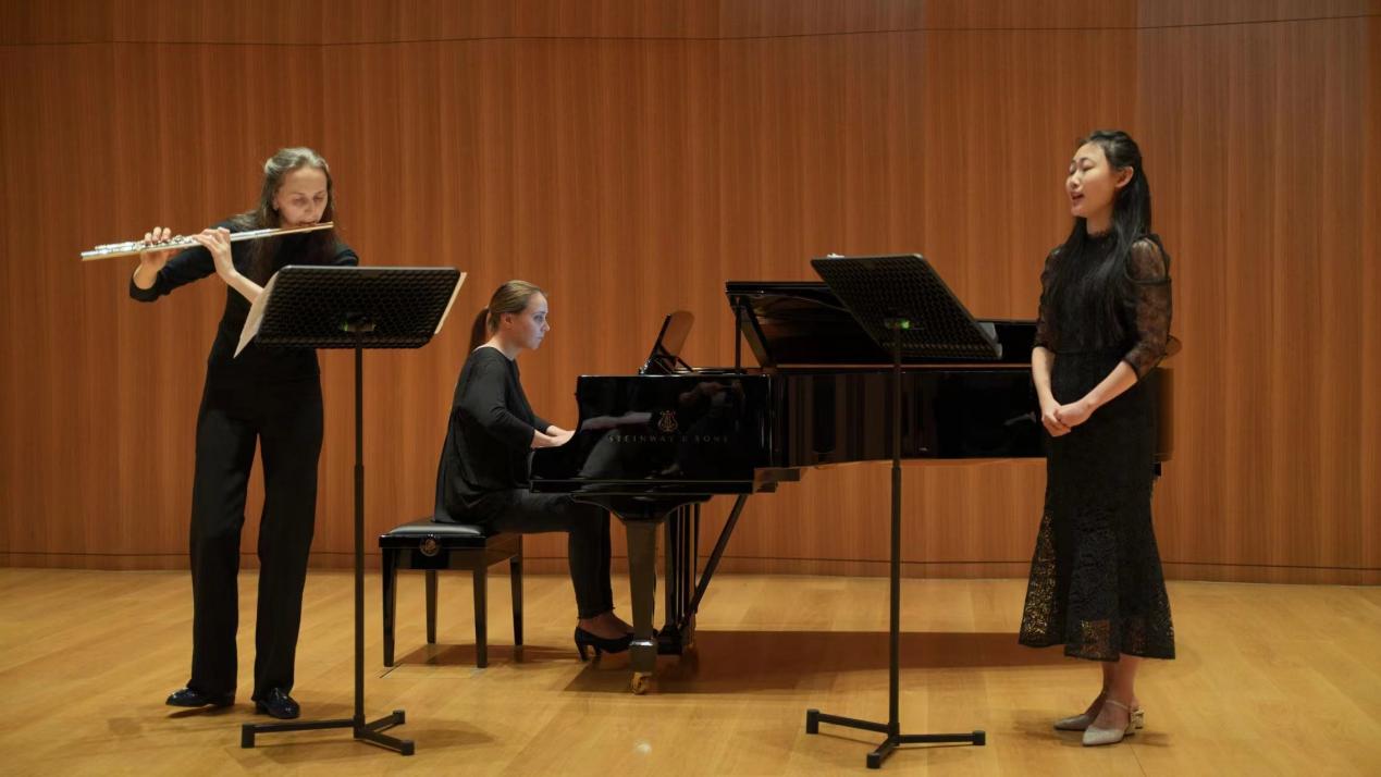 圖片包含 地板, 室內, 人, 鋼琴描述已自動生成