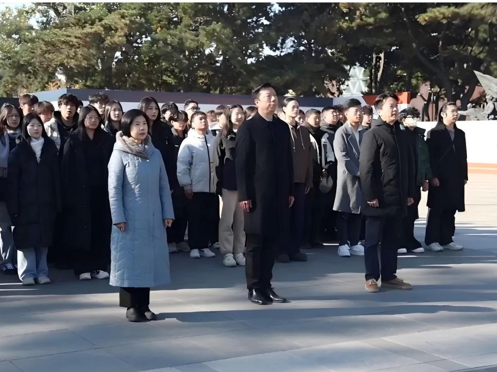從舞臺到英雄長眠地：一場跨越時空的精神對話——天津音樂學院師生祭掃黃繼光及志愿軍英靈紀實