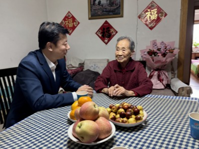 國慶節前夕校領導看望慰問離休老干部、老黨員