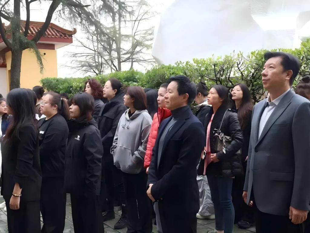 雨中祭英烈，歌聲慰忠魂——天音師生攜民族歌劇《同心結》走進黃繼光故鄉