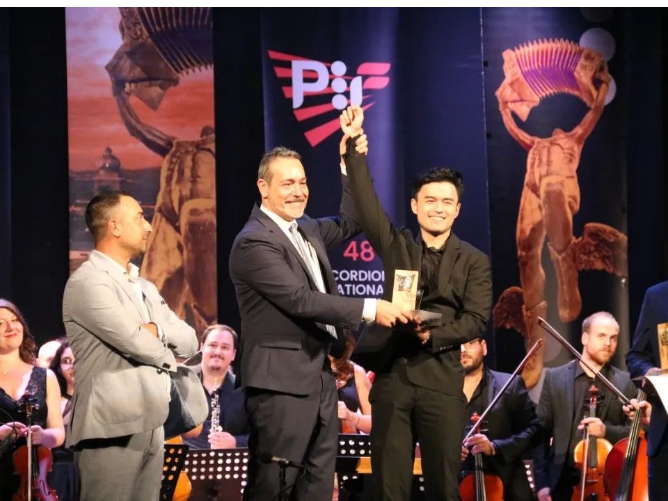 喜報丨手風(fēng)琴專業(yè)畢業(yè)生張之遠(yuǎn)榮獲第四十八屆意大利卡斯特費達(dá)多國際手風(fēng)琴比賽演奏家組第一名！