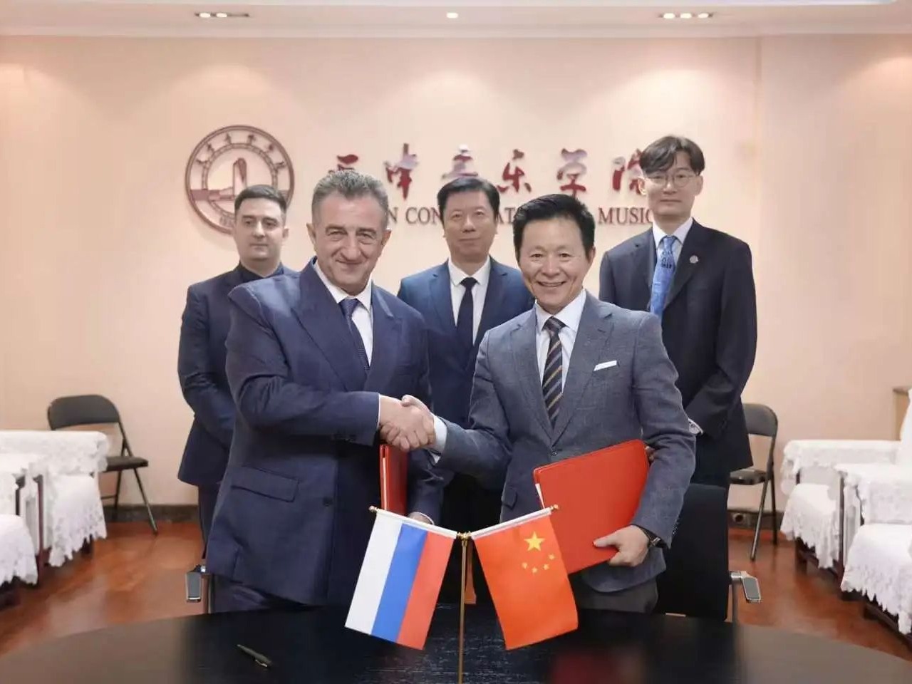 王宏偉院長會見8所上合組織國家音樂院校并簽署合作協議