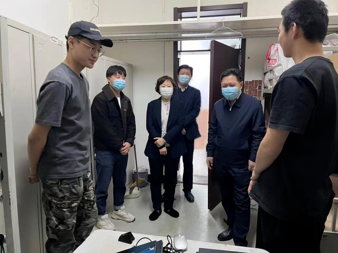 校領(lǐng)導(dǎo)深入宿舍走訪慰問在校學(xué)生