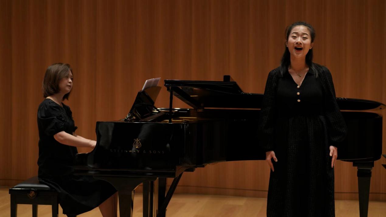 鋼琴的人中度可信度描述已自動生成