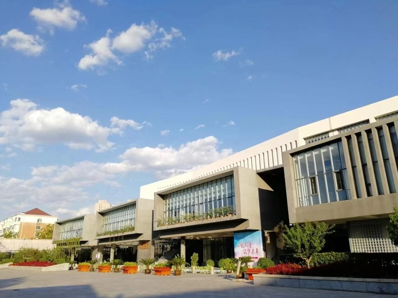 學校召開黨委常委會擴大會議暨黨紀學習教育培訓會