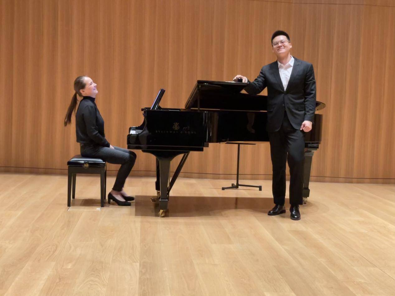 圖片包含 地板, 室內, 男人, 西裝描述已自動生成