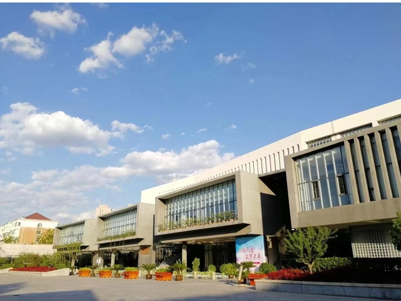 情暖新春 學校領導春節前走訪慰問離退休老同志