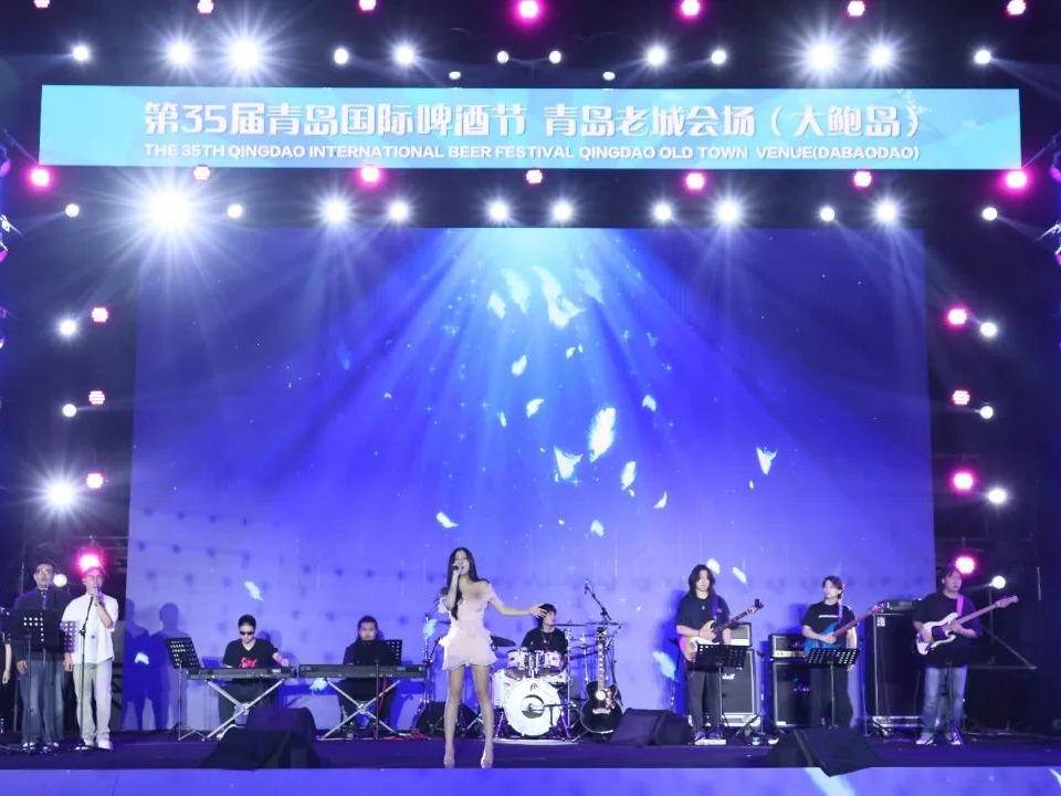 天津音樂學院“紅色文藝輕騎兵”點燃青島老城街區丨現代音樂與戲劇學院師生亮相第35屆青島國際啤酒節