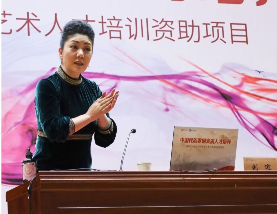 天津曲藝團一級演員劉迎在我校舉辦《曲藝轍韻與天津時調》專家課