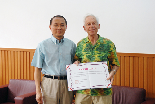 【2015天津五月音樂節(jié)】徐昌俊院長向美國馬里蘭大學勞倫斯?莫斯頒發(fā)我院榮譽教授證書