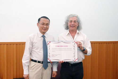 【2015天津五月音樂節】徐昌俊院長向英國德蒙福特大學李?蘭迪頒發我院客座教授證書